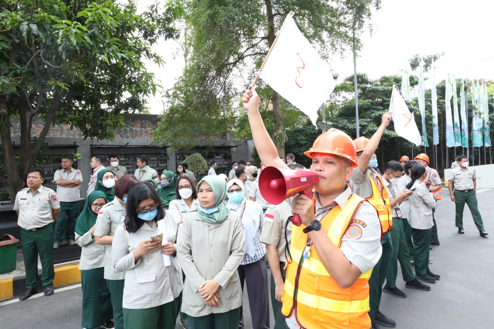 Manajer lantai selaku komandan regu penyelamat, sedang memberikan instruksi ara pegawai sedang melakukan evakuasi mandiri menuju titik kumpul saat simulasi evakuasi bencana gempa di Gedung Graha BNPB, Jakarta pada Rabu (26/4).